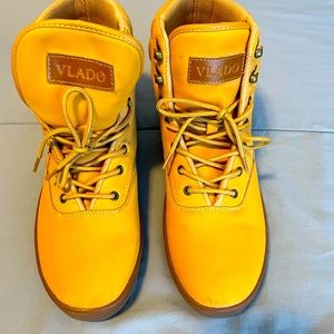 NEVER WORN MEN’S LEATHER BOOTS SIZE 10.5